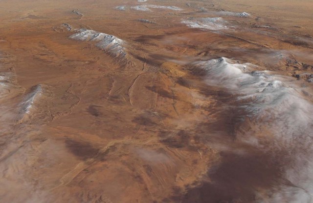 EPA2211. AIN SEFRA (ARGELIA), 08/01/2018.- Fotografía cedida hoy por el Observatorio Terrestre de la NASA que muestra las cimas de las dunas cubiertas de nieve en el Desierto del Sáhara, cerca de la ciudad de Ain Sefra, Argelia, el 8 de enero de 2018. El Desierto del Sáhara ha registrado su segunda nevada en los últimos tres años. EFE/ Observatorio Terrestre De La Nasa SOLO USO EDITORIAL. PROHIBIDA SU VENTA