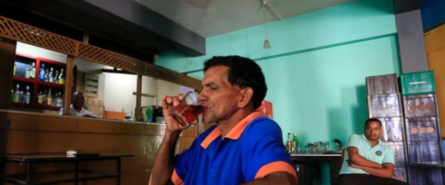 Un hombre de Sri Lanka bebe una bebida alcohólica en un bar en Colombo, Sri Lanka, el viernes 12 de enero de 2018. Sri Lanka ha revocado una prohibición de 38 años de vender alcohol a las mujeres y emplearlas en lugares donde se producen y producen cervezas. vendido. (Foto AP / Eranga Jayawardena)