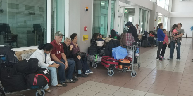 Venezolanos varados en aeropuerto de Aruba sin saber cuándo podrán regresar