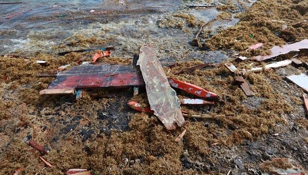  trozos de madera en la orilla donde se encontraron cuerpos de cuatro personas, luego de que su barco se rompió varios kilómetros antes de llegar a Curazao, según un miembro de la familia venezolana de uno de los pasajeros a bordo que sobrevivió, cerca de Willemstad