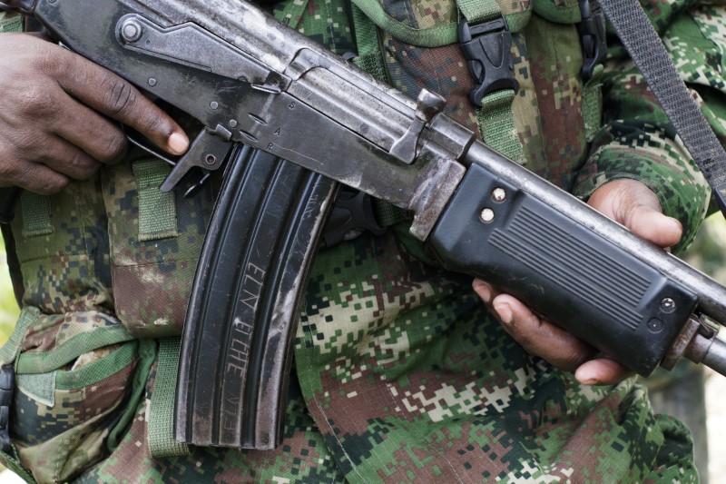 Dos muertos y peajes dinamitados en nuevos ataques del ELN en Colombia
