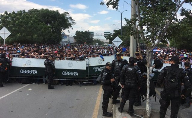 Decenas de personas intentan regresar a Venezuela desde Colombia a través del puente internacional Simon Bolívar en Cúcuta, Colombia. 13 febrero 2018. REUTERS/Carlos Eduardo Ramírez