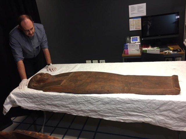 Un sarcófago de 2.500 años que puede contener una momia se encuentra en la Universidad de Sydney en Sydney, Australia. 27 de marzo de 2018. REUTERS / Colin Packham