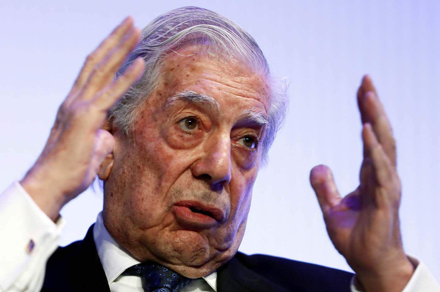Vargas Llosa: Hay una derecha civilizada en Chile que gana espacios y una cavernaria que retrocede