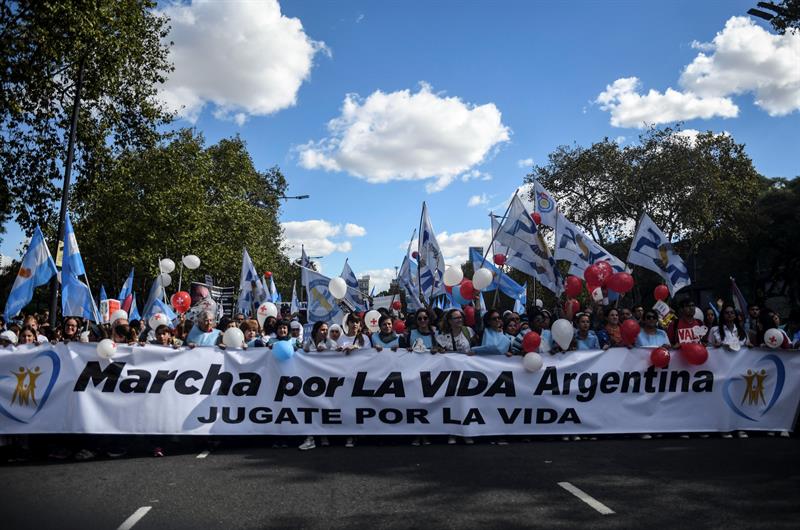 Miles de personas marchan en Argentina contra la despenalización del aborto
