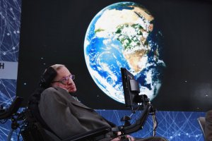 La voz de Stephen Hawking viaja al espacio durante su funeral