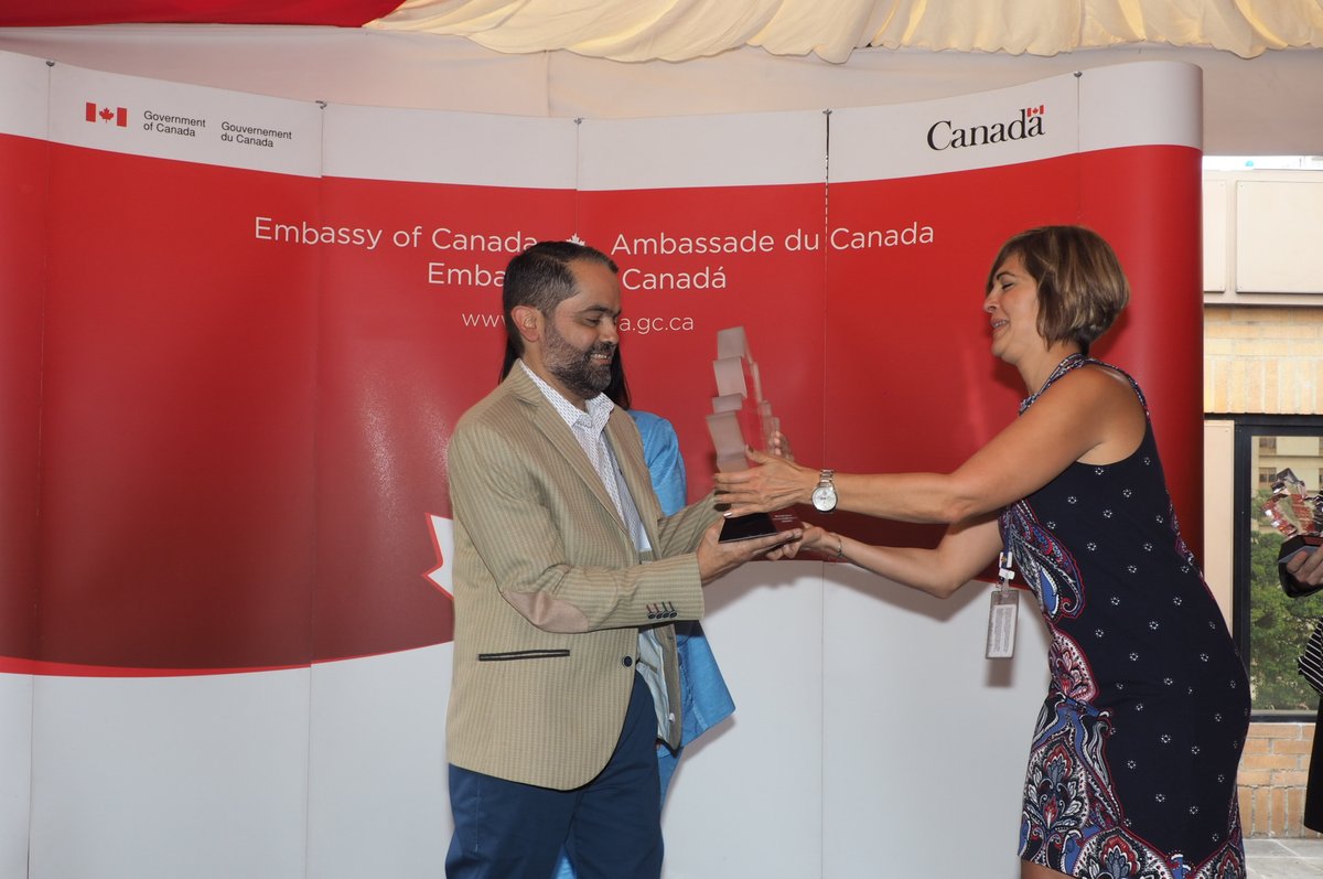 Embajada de Canadá reconoció a Francisco Valencia su labor en defensa de los DDHH