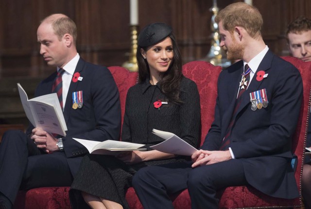Britain's Prince Harry (R), his US fiancee Meghan Markle (C), and Britain's Prince William, Duke of Cambridge, attend a service of commemoration and thanksgiving to mark Anzac Day in Westminster Abbey in London on April 25, 2018. Anzac Day marks the anniversary of the first major military action fought by Australian and New Zealand forces during the First World War. The Australian and New Zealand Army Corps (ANZAC) landed at Gallipoli in Turkey during World War I. / AFP PHOTO / POOL / Eddie MULHOLLAND