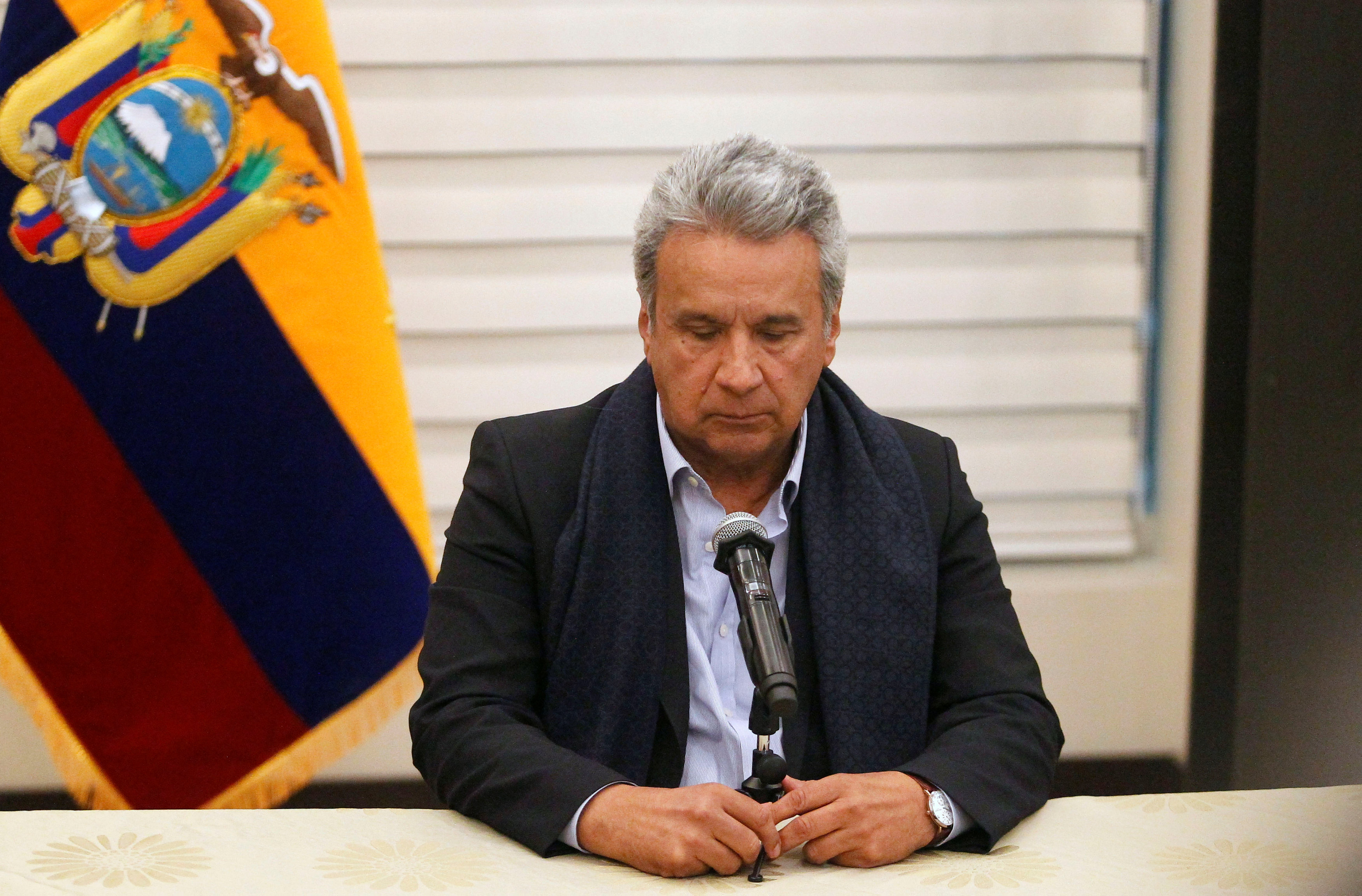 Presidente de Ecuador ordena frenar diálogo de paz con guerrilla colombiana