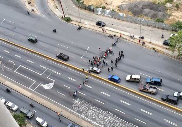Trancada la autopista Prados del Este por protesta #27Abr (fotos)