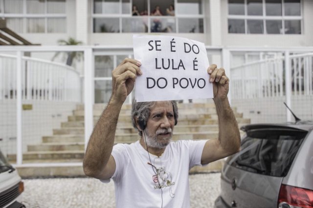 Foto: Manifestantes ocupan el apartamento por el que Lula fue condenado a prisión / Mídia NINJA - Twitter