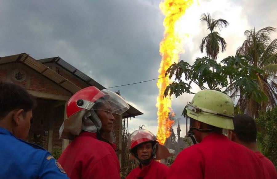 Al menos 15 muertos en incendio de un pozo de petróleo ilegal en Indonesia