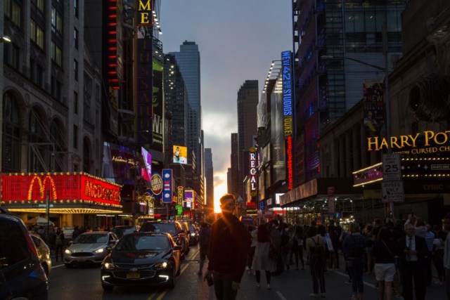 NUEVA YORK, NY - 30 de mayo: La gente echa un vistazo al fenómeno conocido como Manhattanhenge en la calle 42 el 30 de mayo de 2018 en la ciudad de Nueva York. Manhattanhenge, o el solsticio de Manhattan, ocurre dos veces al año cuando el sol está alineado con las calles este-oeste de la red principal de Manhattan Eduardo Muñoz Álvarez / Getty Images / AFP