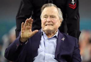 Expresidente George H.W. Bush recibió el alta del hospital
