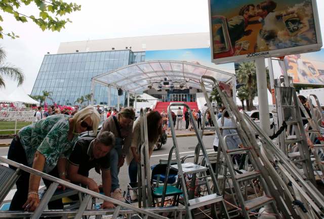 71º Festival de Cine de Cannes - Cannes, Francia, 7 de mayo de 2018. Los aficionados al cine instalan sus escaleras para proteger sus lugares en el área de llegadas frente al Palacio de Festivales la víspera de la ceremonia de apertura. REUTERS / Jean-Paul Pelissie