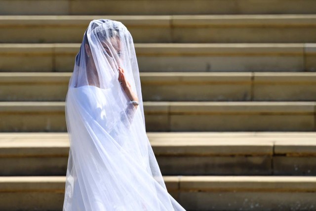 US actress Meghan Markle waves as she arrives for the wedding ceremony to marry Britain's Prince Harry, Duke of Sussex, at St George's Chapel, Windsor Castle, in Windsor, on May 19, 2018. Ben STANSALL/Pool via REUTERS
