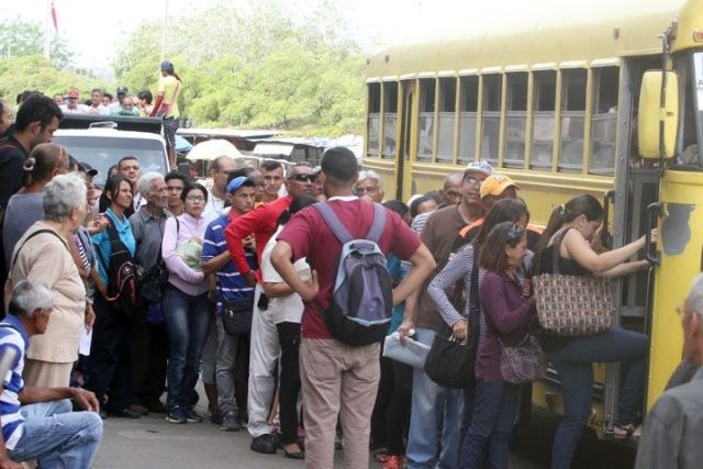 Los buses y microbuses también subieron el pasaje de 2.500 bolívares a 5.000 | Luis Bravo (Panorama)