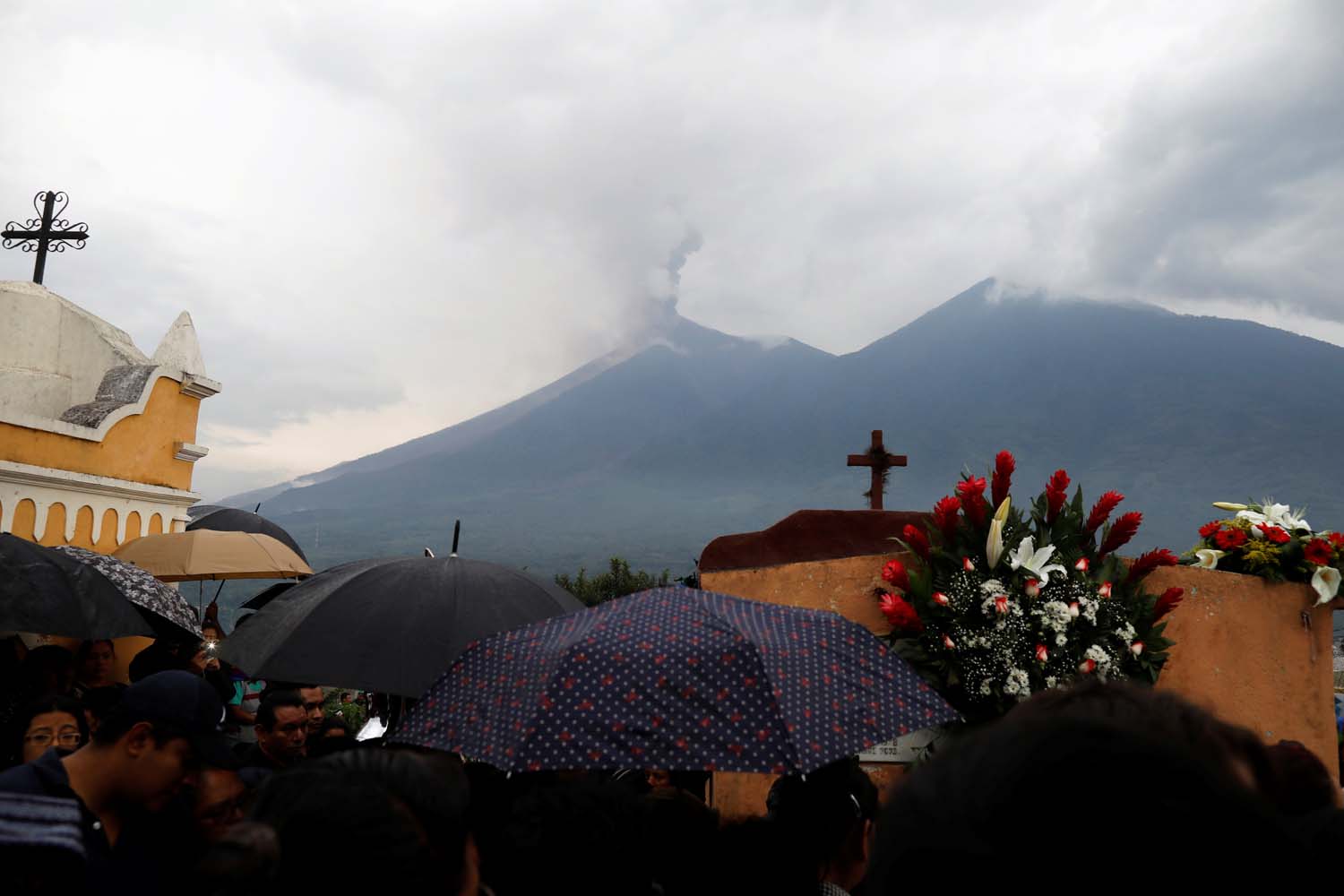 Sigue búsqueda de desaparecidos por erupción que deja 75 muertos en Guatemala