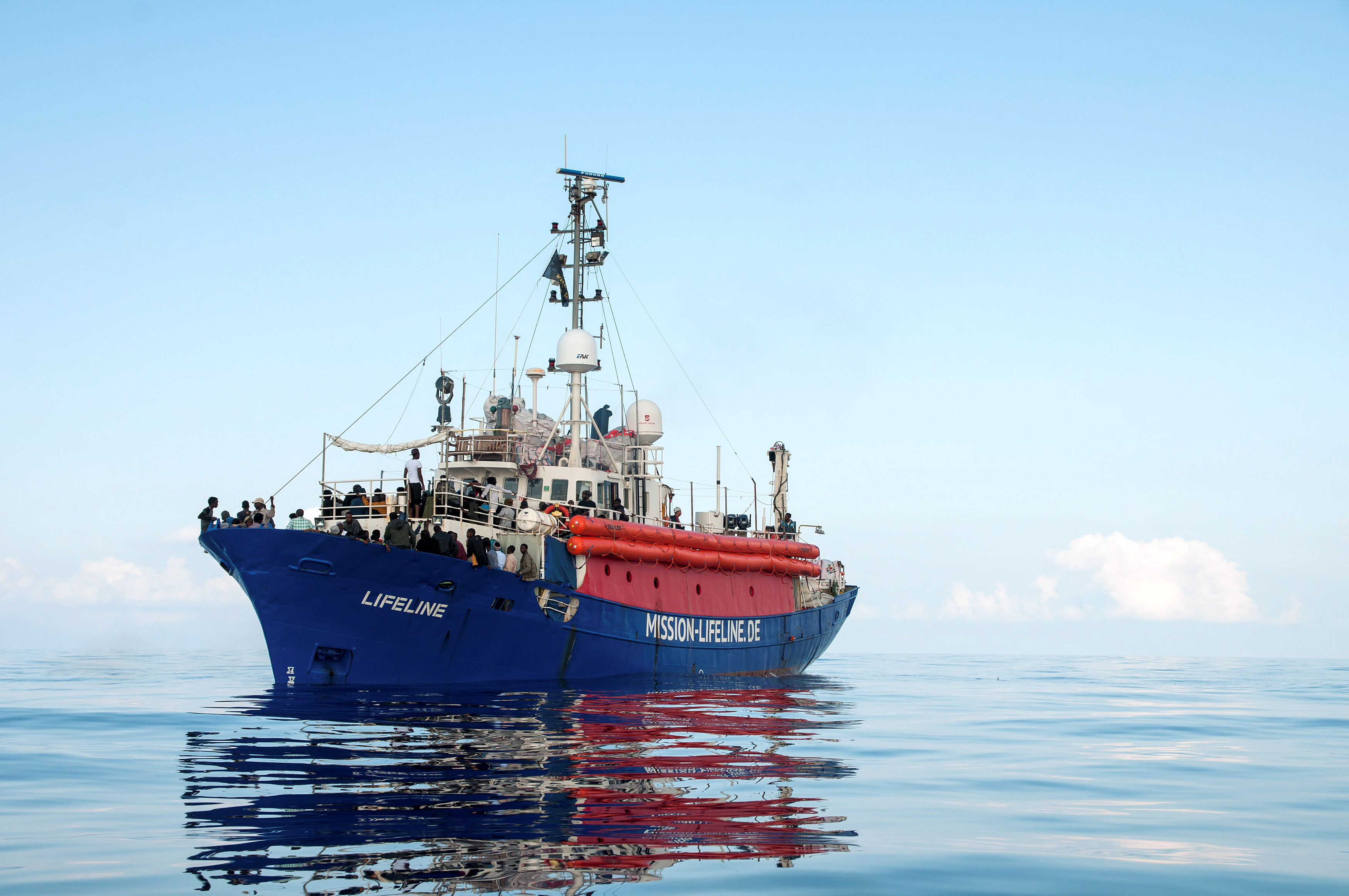 El barco de Lifeline, con 230 migrantes, podría atracar próximamente en Malta