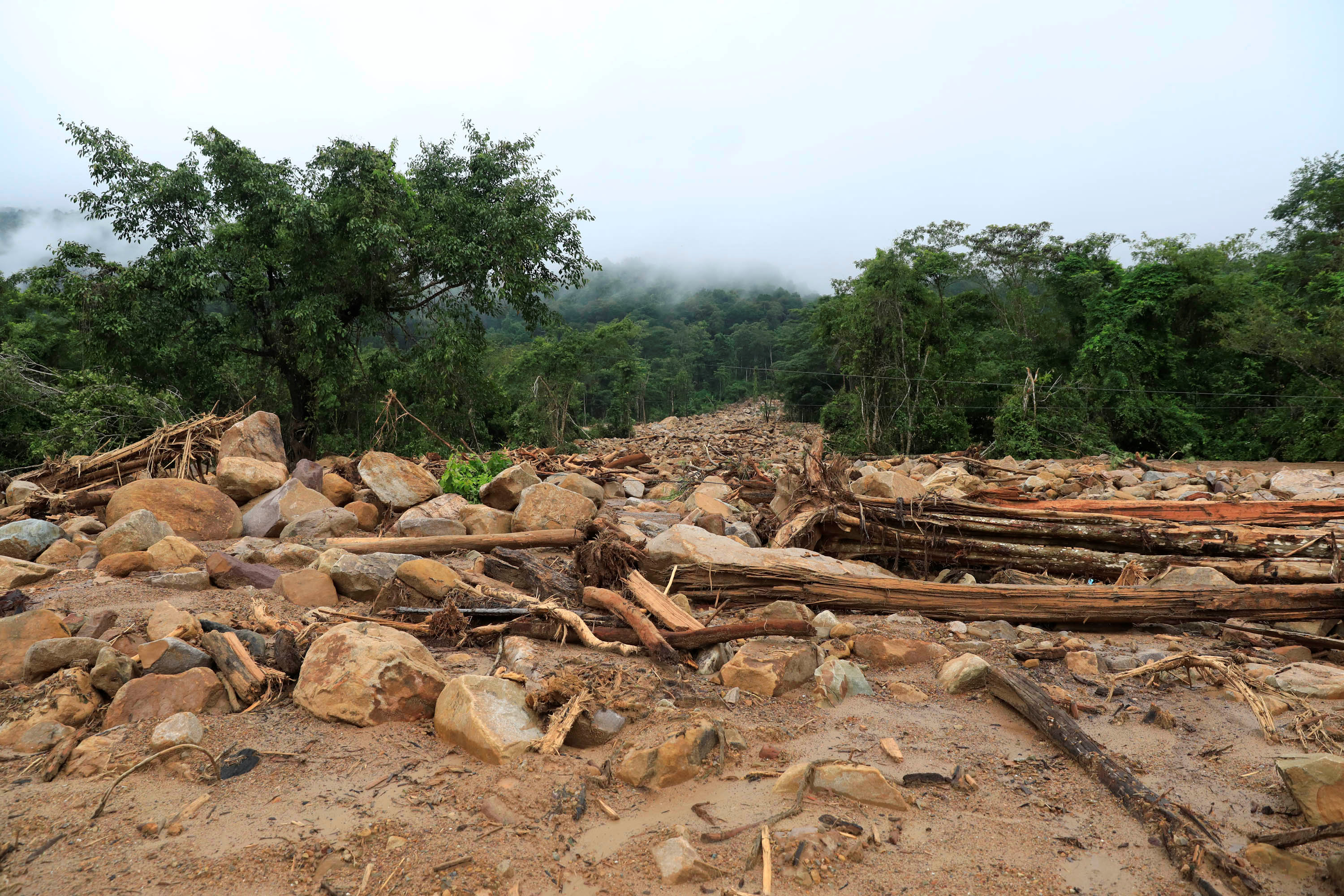 Búsqueda de desaparecidos bajo el lodo en Laos