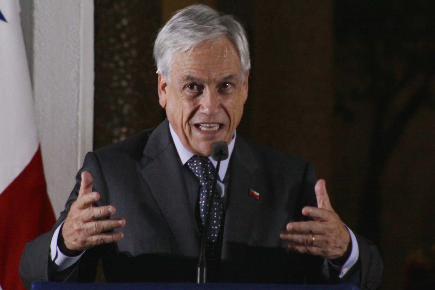 Piñera resulta ileso tras pedrada arrojada contra su automóvil en norte Chile