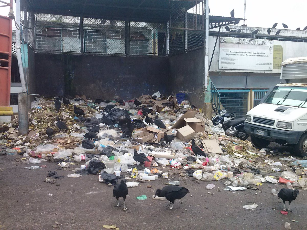 ¿Mercado o basurero? La Ermita de San Cristóbal se encuentra abarrotada de desperdicios #27Jul