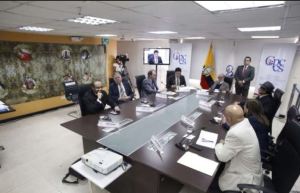 Ente supervisor destituye a superintendente de Bancos en Ecuador
