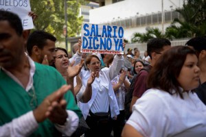 Trabajadores de la salud denunciaron que el régimen de Maduro pagó solo seis dólares de aguinaldos