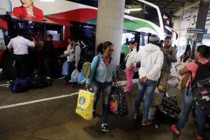 Venezolanos reciben ayuda en Ecuador para llegar a frontera con Perú antes del sábado