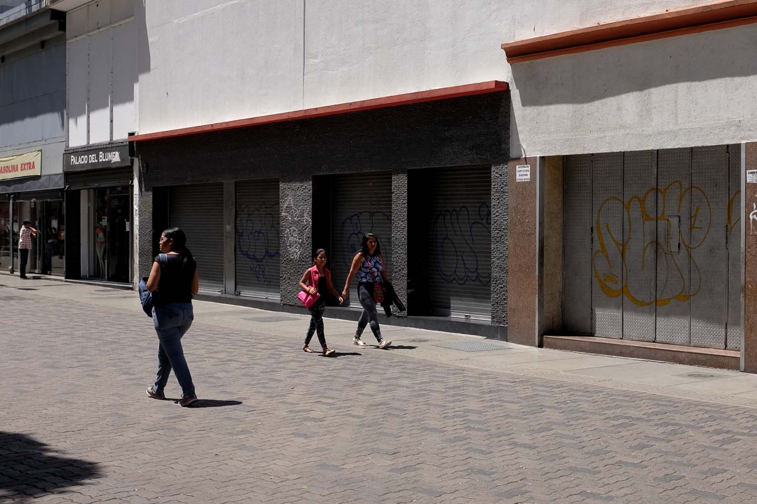 Venezolanos temen caos y paralización del comercio por eliminación de cinco ceros al bolívar (FOTOS)