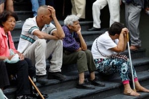 ¿Qué puede comprar un pensionado con el “bono de aguinaldo” de Maduro? (FOTO)