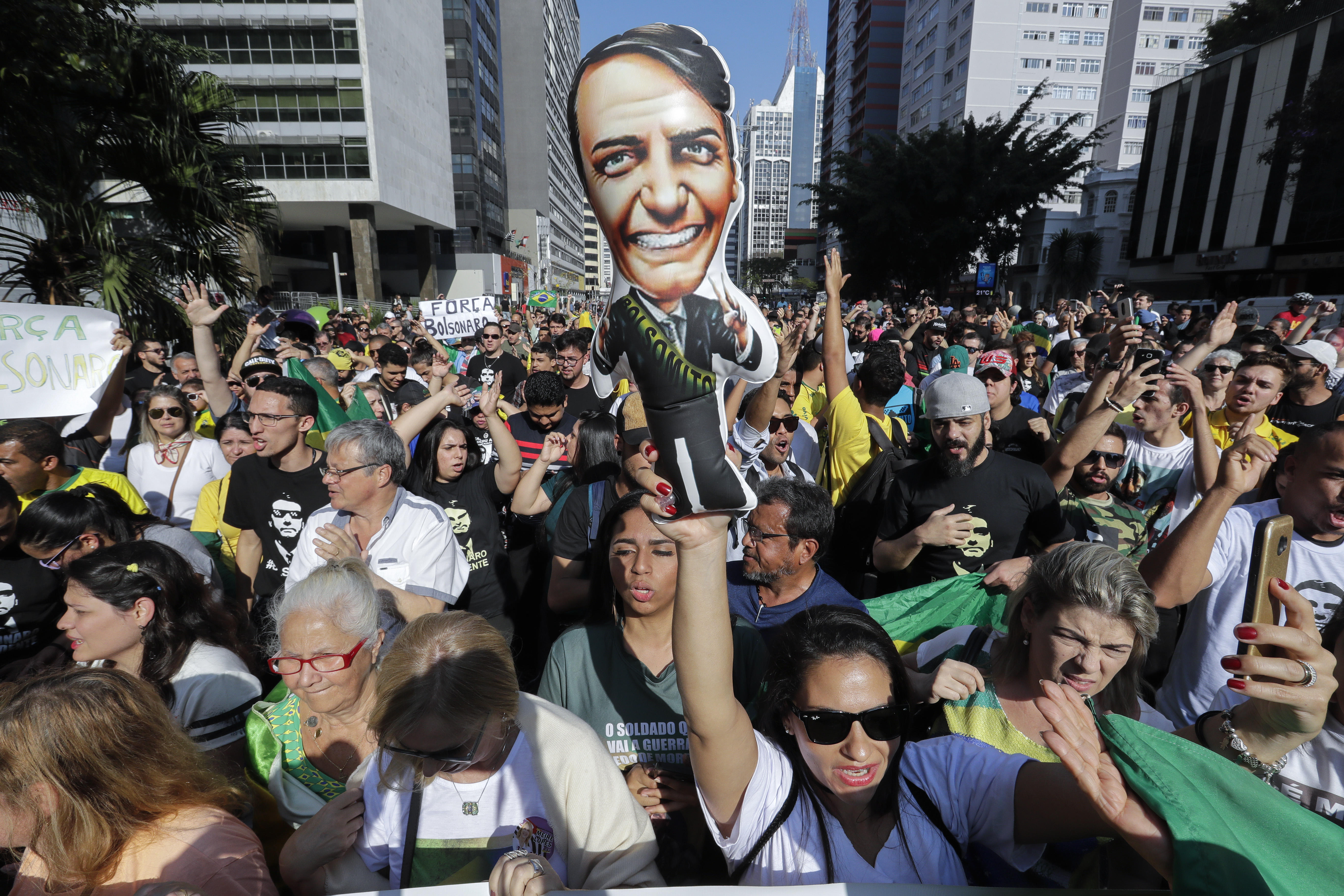 Seguidores manifestaron su apoyo al candidato Bolsonaro en Brasil tras apuñalamiento