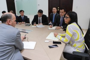 Delcy Rodríguez se reunió con representantes de la Corporación Nacional de Petróleo de China