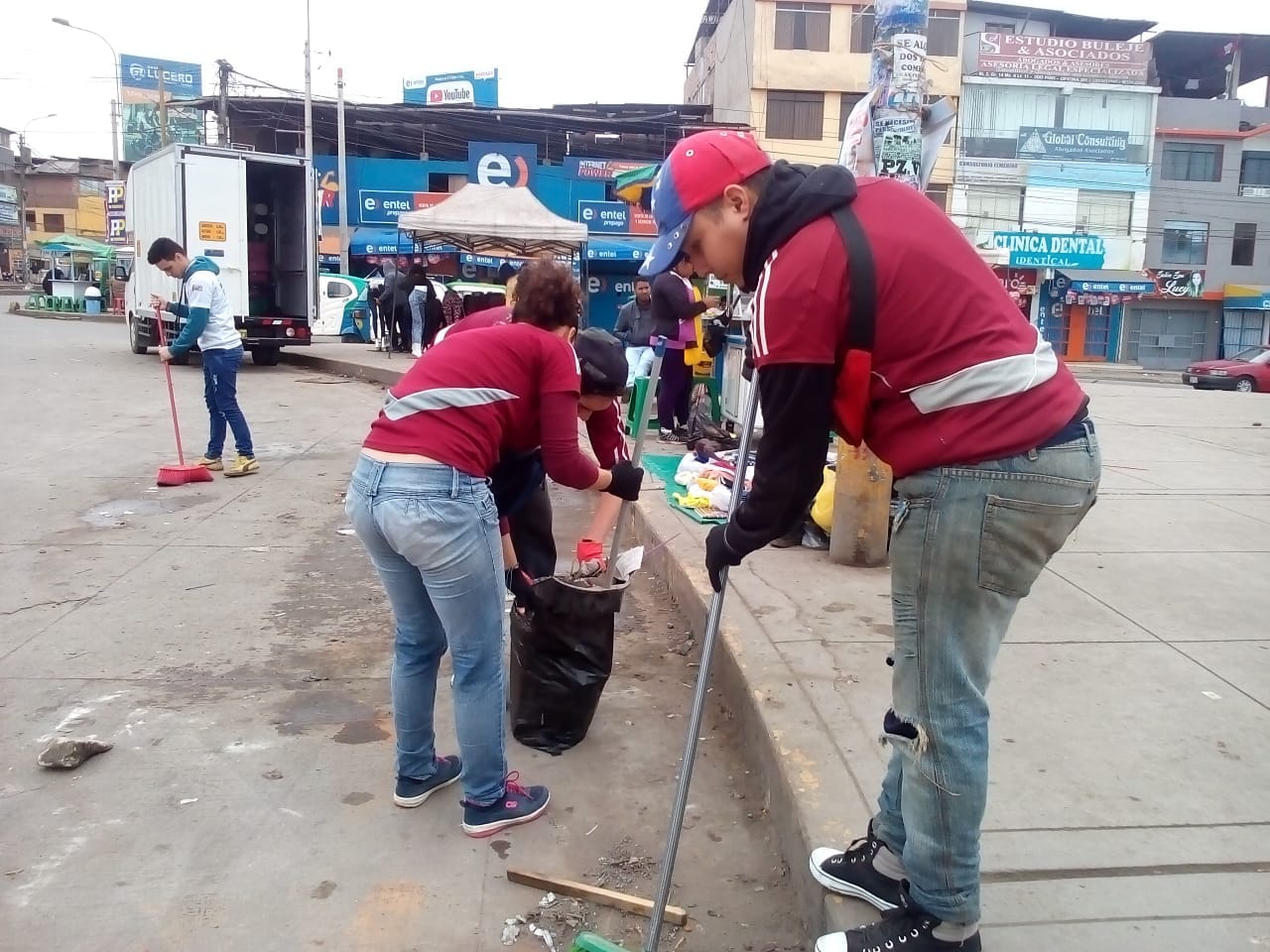 Venezolanos en Perú realizan jornada de limpieza en áreas públicas (Fotos)