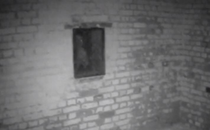 ¡SAPE GATO LOCO!… El tenebroso momento cuando aparece un fantasma en la ventana del castillo (VIDEO)