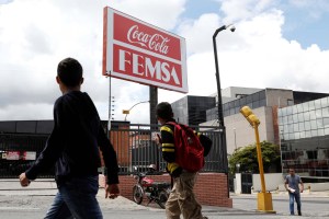 Coca Cola Femsa busca adecuar sus operaciones en Venezuela, reducirá la nómina en más de 40%