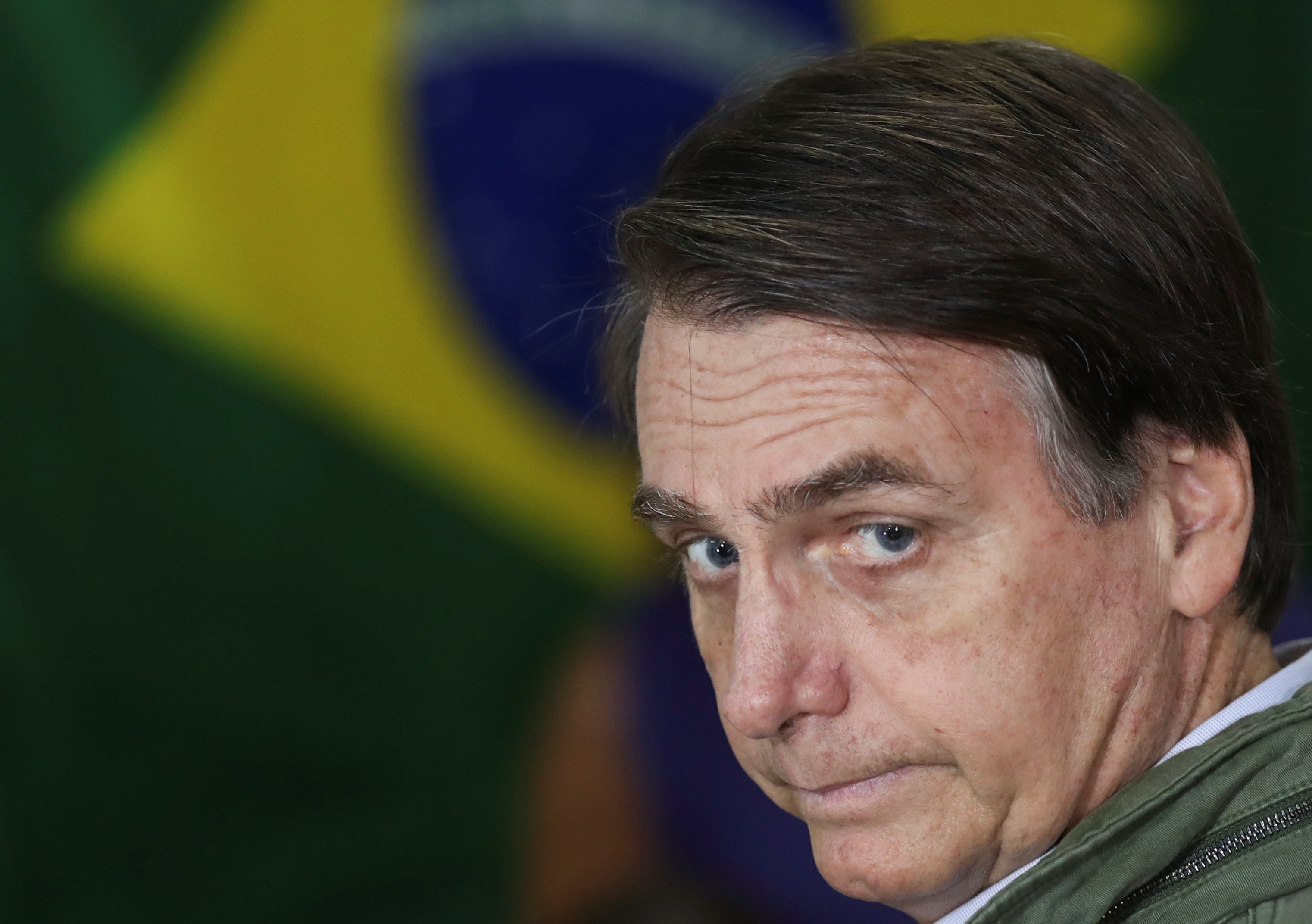 Bolsonaro se compromete a defender la Constitución y la democracia en Brasil
