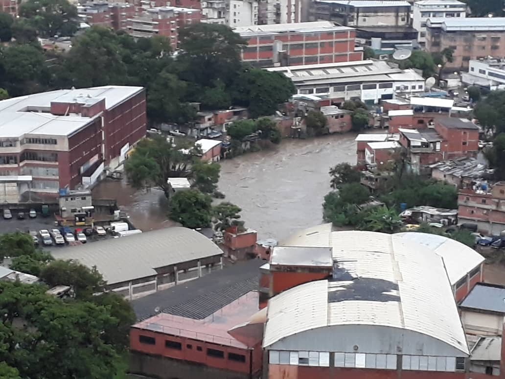 Río Guaire se desbordó a la altura de Petare por intensas lluvias en Caracas (Fotos y videos)
