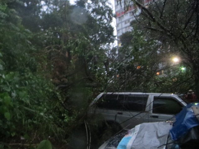Terreno de la urbanización Simón Rodríguez en Maripérez sufre deslizamiento tras el aguacero de este #22Oct