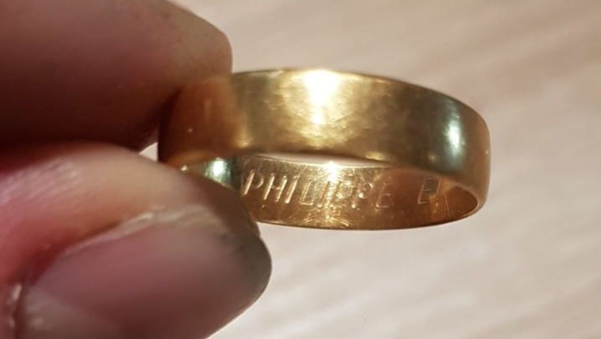 Encuentra en una playa el anillo de boda perdido hace 14 años