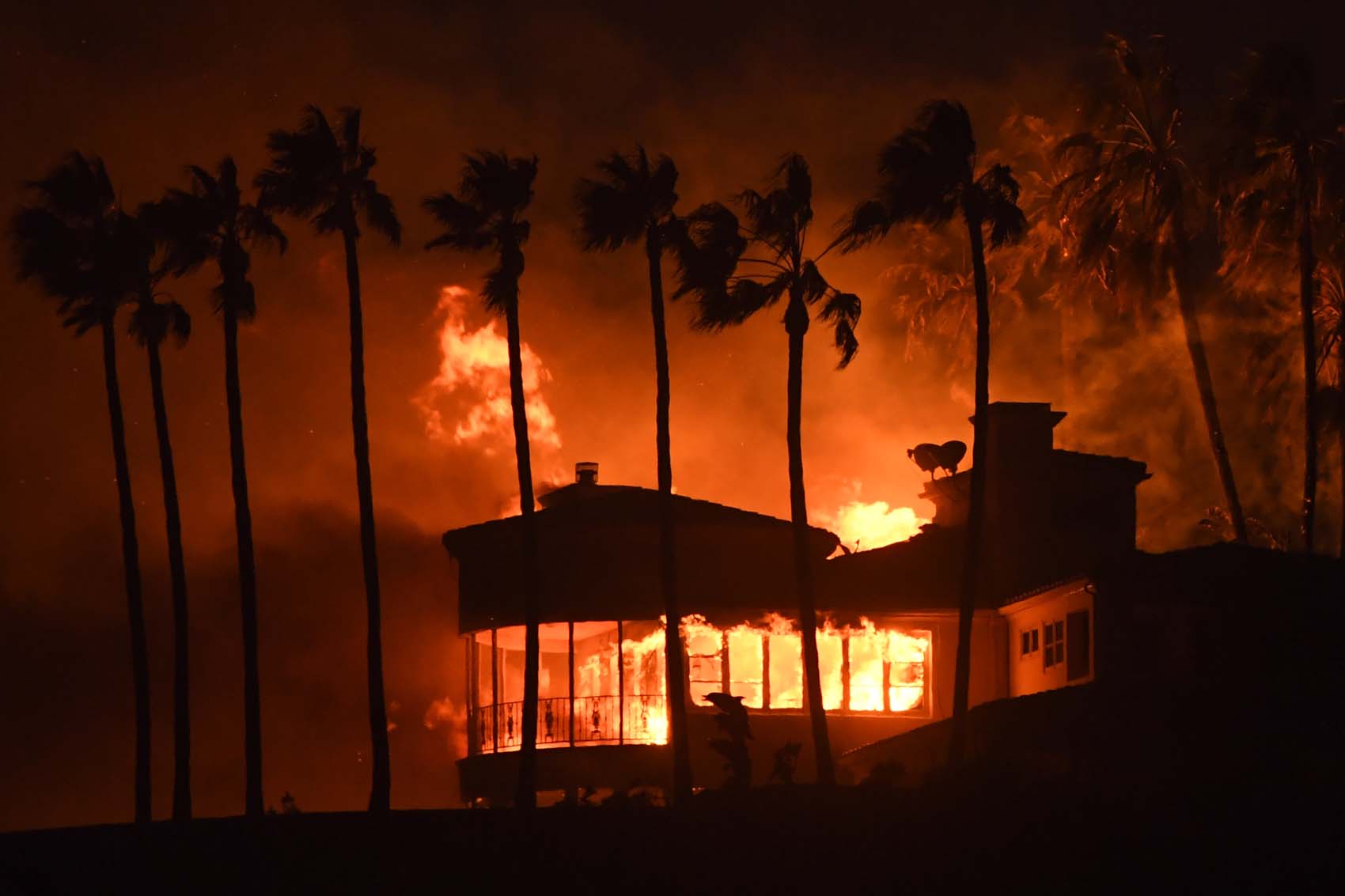 Nueve muertos y miles de evacuados por incendios en California (FOTOS)