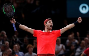 Khachanov sorprende a Djokovic y gana el Masters de París
