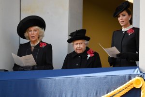 Por qué Meghan Markle quedó apartada de la reina Isabel y Kate Middleton en el “Remembrance Day”