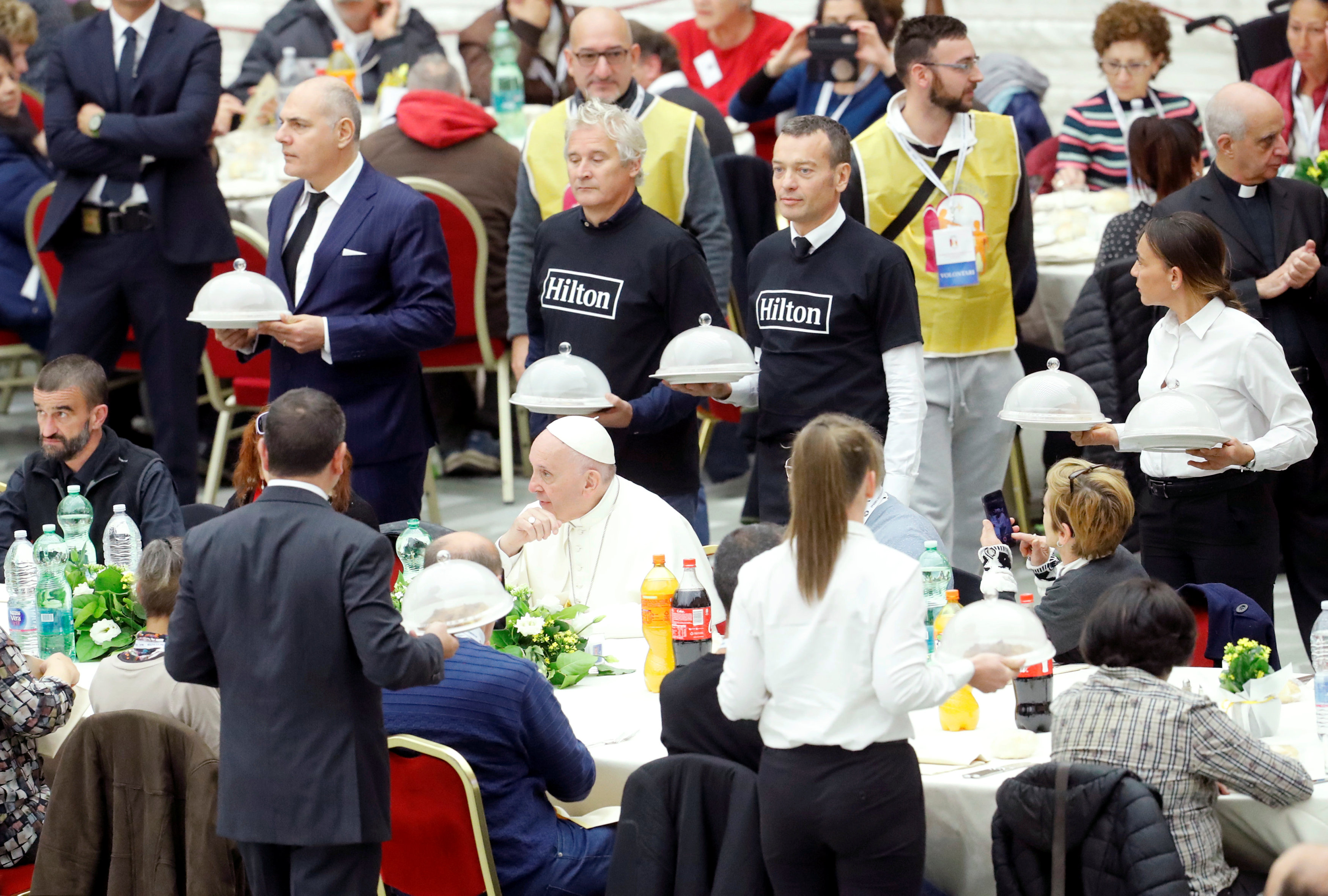 LA FOTO: El Papa almuerza con 1.500 indigentes y pide escuchar el grito de los pobres