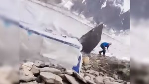 ¡Por los pelos! Escalador se libra de una muerte segura al esquivar enorme roca desprendida (Video)