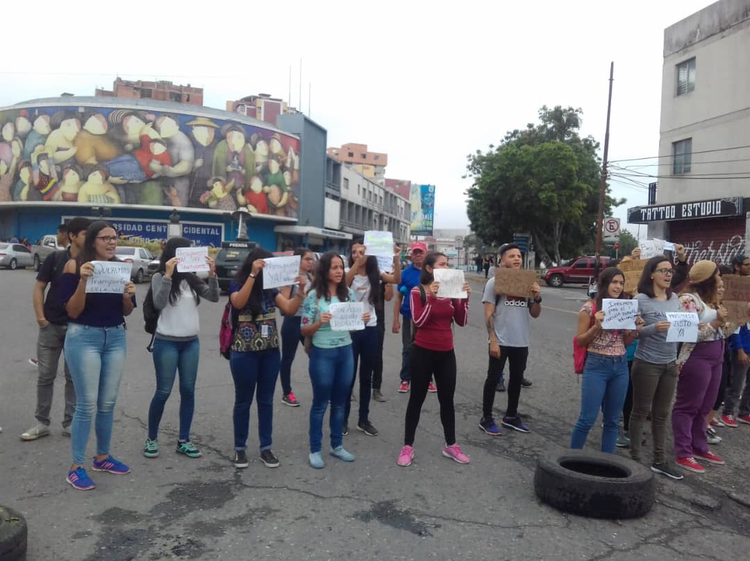 Estudiantes de la Ucla protestan por la falta de transporte, agua y comedor #26Nov