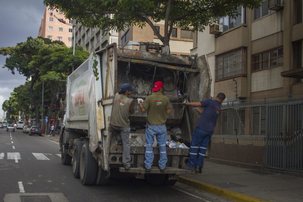 Aprueban presupuesto millonario para fiestas de Navidad mientras Caracas nada en la basura