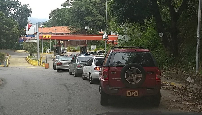 Continúan las colas por gasolina en Caracas este #3Nov