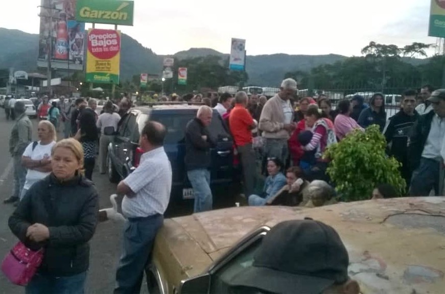 Habitantes de San Cristóbal hacen largas colas para lograr comprar 3 kilos de harina (Fotos)