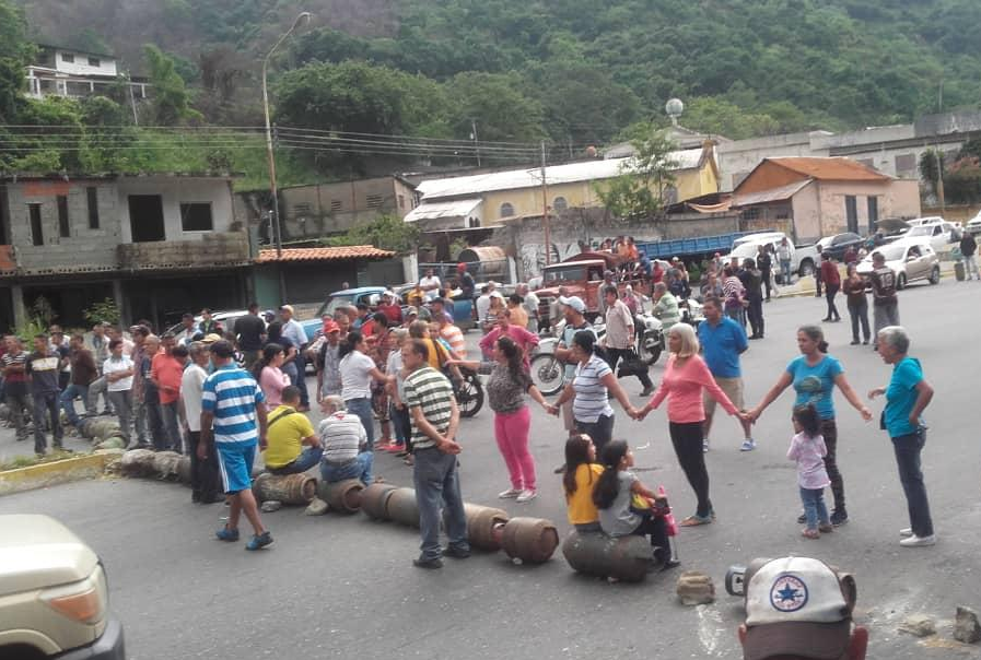 Trujillanos pierden la paciencia y trancan la calle tras cinco meses sin gas #9Nov (Fotos)